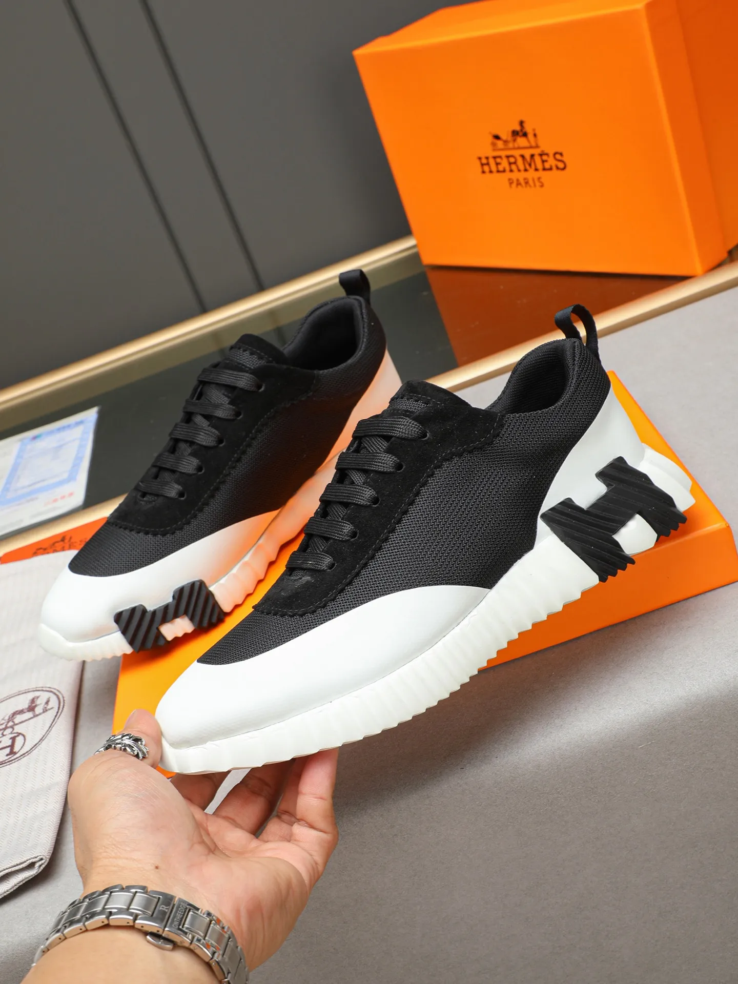 Men's shoes 💰460 [Hermes] fe new arrival~ New Bouncing sneakers Hermès are the most comfortable shoes, no one else⃣️, they are very light on the feet and look great, you will not feel tired when you go shopping and running around 👍 Very light and comfortable, extremely light, suitable for both sports and leisure, and feel great when you step on them! It’s up to you to choose, there’s always what you want~ ✔️Fabric: First layer frosted➕Imported glue➕Breathable mesh ✔️Inner lining: Imported mesh ✔️Outsole: Original outsole ✔️Size: Men’s 38-44 (45 custom-made)